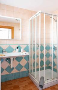 een badkamer met een wastafel en een douche bij Apartamento Maypa 2 Salitre in Meloneras