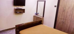 拉梅斯沃勒姆的住宿－SREE Kumaran Residence，一间房间,内设长凳和电视
