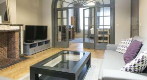 een woonkamer met een bank en een salontafel bij Chic 3-bedroom apartment for rent to professionals in Ixelles in Brussel