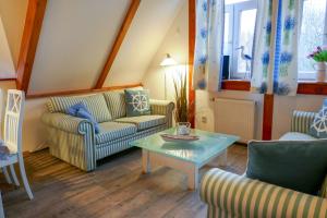 Sala de estar con 2 sofás y mesa en Ferienhof Kestermann en Neppermin