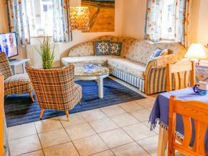 a living room with a couch and chairs at Ferienhof Kestermann in Neppermin