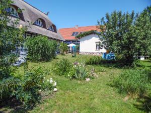 a garden in front of a house at Ferienhof Kestermann in Neppermin