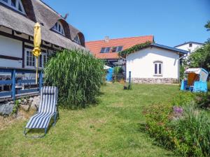 un banco sentado en el patio de una casa en Ferienhof Kestermann en Neppermin