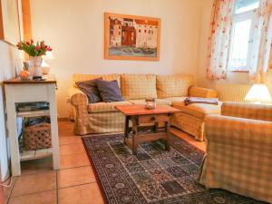 a living room with a couch and a table at Ferienhof Kestermann in Neppermin