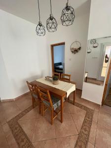 ein Esszimmer mit einem Tisch und Stühlen in der Unterkunft Luca Vendégház 1. apartman in Sárvár