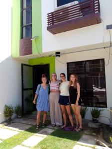 un grupo de mujeres frente a un edificio en Haus of Emerald by JeYo, en Mactan