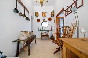 uma sala de jantar com uma mesa e algumas cadeiras de madeira em Hauzify I Villa del Castell em Altafulla