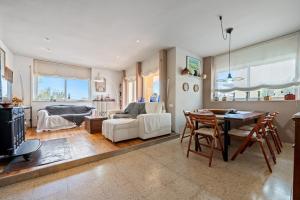a living room with a couch and a table at Hauzify I Villa del Castell in Altafulla