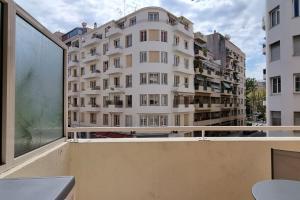 balkon z widokiem na duży biały budynek w obiekcie T2 Moderne Proche du port - CLIM w Nicei