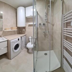łazienka z pralką i prysznicem w obiekcie T2 Moderne Proche du port - CLIM w Nicei