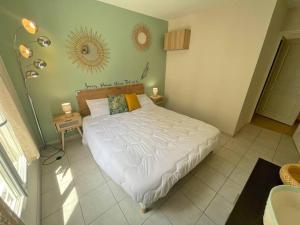 sypialnia z łóżkiem i lustrem na ścianie w obiekcie T2 Moderne Proche du port - CLIM w Nicei