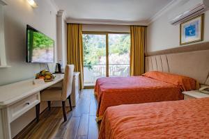 Postel nebo postele na pokoji v ubytování MARBAS SELECT BEACH , Adult Only 14 Plus + 37 fotografií