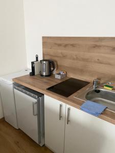 A kitchen or kitchenette at Air-conditioned, quiet Apartment - center of Sankt Pölten - Smart TV