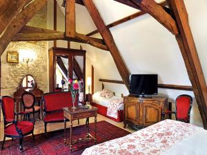TV a/nebo společenská místnost v ubytování Hôtel Le Manoir De Mathan Crépon à la campagne 5 mn d'Arromanches et 10 mn de Bayeux