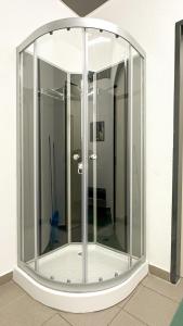 a glass shower in a corner of a room at Mali Schachmuseum in Klagenfurt