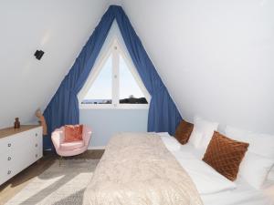 a bedroom with a bed and a large window at Seebrücke Heringsdorf - Appartement mit 2 Schlafzimmern und Balkon S6 in Heringsdorf