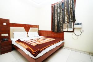 Postel nebo postele na pokoji v ubytování Hotel Ashirwad near New Delhi Railway Station, Paharganj + 18 fotografií
