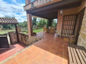 eine Außenterrasse mit einer Bank und einer Steinmauer in der Unterkunft Villa Juan in La Adrada
