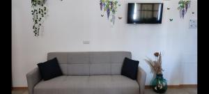 a living room with a couch and a mirror on the wall at Casamare in Torre Forte