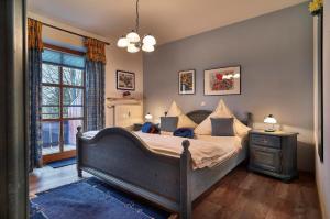 ein Schlafzimmer mit einem großen Bett und einem Fenster in der Unterkunft Ferienwohnungen am Weberfeld in Bodenmais