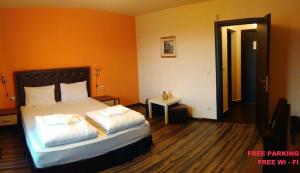 Postel nebo postele na pokoji v ubytování City Blagoevgrad Family Hotel