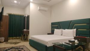 En eller flere senge i et værelse på Royalton Inn Hotel - Gulberg + 11 billeder