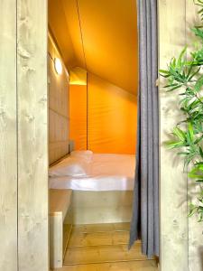 um pequeno quarto com uma cama dentro em Camping La Sirena em L'Estartit