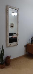 lustro na ścianie w pokoju w obiekcie Departamento para 4 y 1 garaje - Pepitero w mieście Posadas