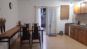 Kuchnia lub aneks kuchenny w obiekcie Departamento para 4 y 1 garaje - Pepitero
