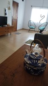 a blue and white pot sitting on the floor in a living room at Departamento para 4 y 1 garaje - Pepitero in Posadas