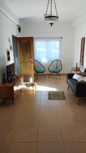 a living room with a couch and a cat in it at Departamento para 5 Personas con garaje - Pepitero in Posadas