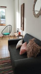 sala de estar con sofá negro con almohadas en Departamento para 4 y 1 garaje - Pepitero en Posadas
