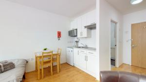 eine Küche und ein Esszimmer mit einem Tisch und einem Sofa in der Unterkunft Superb Studio Apartment in London