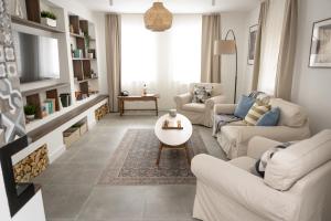uma sala de estar com dois sofás e uma mesa em Villa GreenTree - Fully Refurbished in 2023 em Budakalász