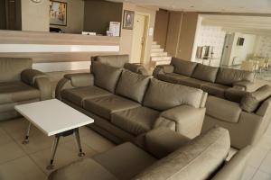 un salon avec un canapé et une table dans l'établissement Hotel Cinas, à Eskişehir