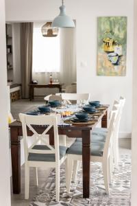 uma sala de jantar com uma mesa com cadeiras e um quadro em Villa GreenTree - Fully Refurbished in 2023 em Budakalász