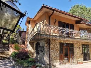 an old stone house with a balcony and stairs at Villamonestevole501 in Umbertide