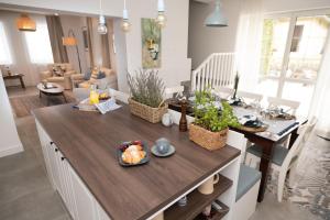 uma cozinha com uma mesa com uma taça de fruta em Villa GreenTree - Fully Refurbished in 2023 em Budakalász