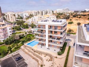 A bird's-eye view of Sunny Brand New 2-Bedroom Apt - 500m from Praia da Rocha with AC and Pool!