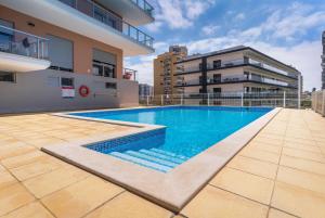 Kolam renang di atau dekat dengan Sunny Brand New 2-Bedroom Apt - 500m from Praia da Rocha with AC and Pool!