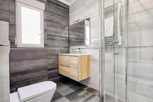 Casa Penney في دينيا: حمام مع مرحاض ومغسلة