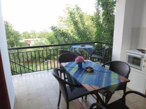 balcón con mesa y sillas en Panagiotis Apostoloudias Rooms, en Therma