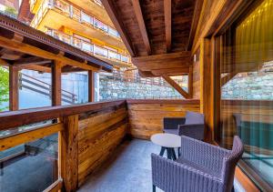 um quarto com duas cadeiras e uma mesa num edifício em Nendaz 4 Vallées & SPA 4* Superior em Nendaz