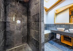 La salle de bains est pourvue d'une douche et d'un lavabo. dans l'établissement Nendaz 4 Vallées & SPA 4* Superior, à Nendaz