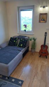sala de estar con sofá y guitarra en Holiday home in Dvor Kranjska Krain 42901, en Dvor