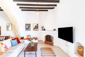 Televisyen dan/atau pusat hiburan di KAMARA Boutique Guest Houses by Ezoria Villas
