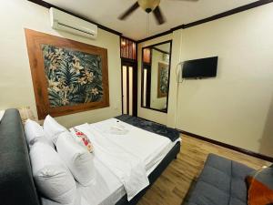 Postel nebo postele na pokoji v ubytování birdwatchers beachfront hotel panglao