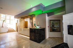 馬爾馬里斯的住宿－MARBAS SELECT BEACH , Adult Only 14 Plus，客厅设有绿色和蓝色的墙壁和柜台