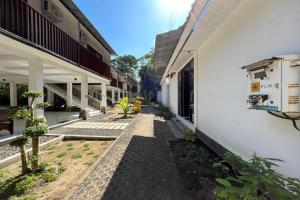 an alley between two buildings with a building at Capital O 92612 Penginapan D'alas Purwo & Beach in Banyuwangi