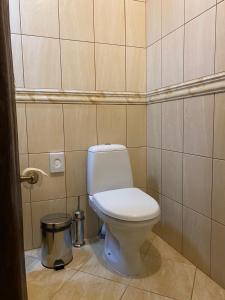 bagno con servizi igienici e cestino di Hotel Fortetsya Hetmana a Hatne